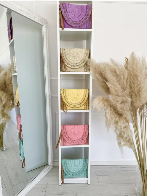 Gyékény borítéktáska, állítható hosszú pánttal. Szélesség: 28 cm, Magasság: 19 cm.