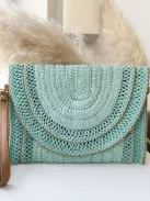 Gyékény borítéktáska, állítható hosszú pánttal. Szélesség: 28 cm, Magasság: 19 cm.