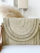 Gyékény borítéktáska, állítható hosszú pánttal. Szélesség: 28 cm, Magasság: 19 cm.