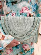 Gyékény borítéktáska, állítható hosszú pánttal. Szélesség: 28 cm, Magasság: 19 cm.