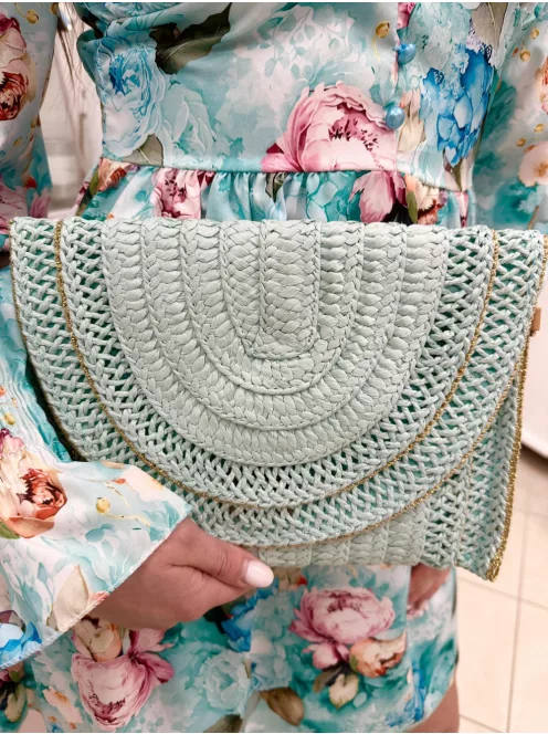 Gyékény borítéktáska, állítható hosszú pánttal. Szélesség: 28 cm, Magasság: 19 cm.