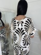 Nem rugalmas anyagú, lenvászon hatású, lenge fazonú felső. (S-L méretre ajánljuk.)