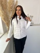 Steppelt, bélelt, karcsúsított, kapucnis, vékony, nem rugalmas, átmeneti kabát. (S, M, L, XL, XXL méretekben) A modell M méretet visel.