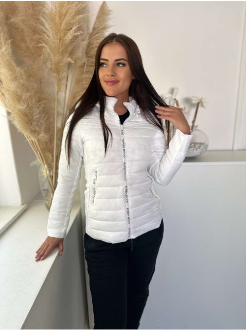 Steppelt, bélelt, karcsúsított, kapucnis, vékony, nem rugalmas, átmeneti kabát. (S, M, L, XL, XXL méretekben) A modell M méretet visel.