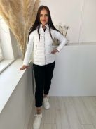 Steppelt, bélelt, karcsúsított, kapucnis, vékony, nem rugalmas, átmeneti kabát. (S, M, L, XL, XXL méretekben) A modell M méretet visel.