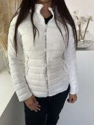 Steppelt, bélelt, karcsúsított, kapucnis, vékony, nem rugalmas, átmeneti kabát. (S, M, L, XL, XXL méretekben) A modell M méretet visel.