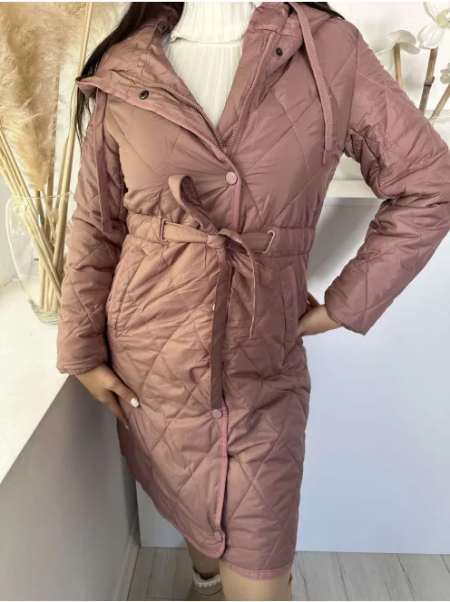 Steppelt, karcsúsított, megkötős, hosszított, kapucnis, bélelt, vékony, nem rugalmas átmeneti kabát. (S-2XL méretekben) A modell S méretet visel.