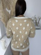 Rugalmas, vastag kötött anyagú, mintás pulóver. (S-L méretre ajánljuk.)