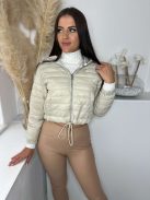 Bélelt, alul összehúzható, zsebes, kapucnis, nem rugalmas anyagú, steppelt, vékony, átmeneti kabát. A Modell S méretet visel. (S,M és L méretekben.)