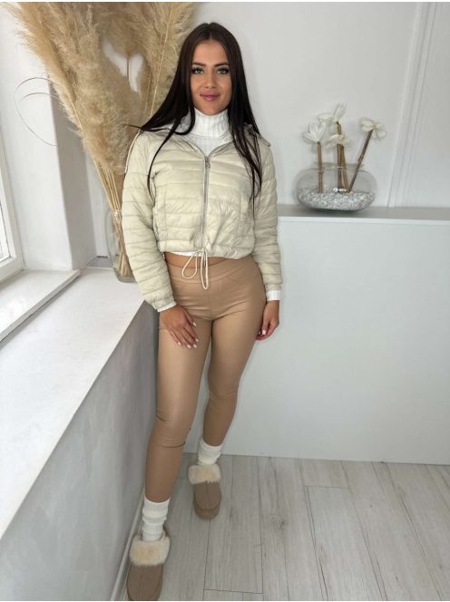 Bélelt, alul összehúzható, zsebes, kapucnis, nem rugalmas anyagú, steppelt, vékony, átmeneti kabát. A Modell S méretet visel. (S,M és L méretekben.)