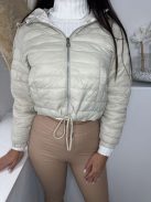 Bélelt, alul összehúzható, zsebes, kapucnis, nem rugalmas anyagú, steppelt, vékony, átmeneti kabát. A Modell S méretet visel. (S,M és L méretekben.)