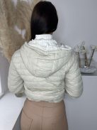 Bélelt, alul összehúzható, zsebes, kapucnis, nem rugalmas anyagú, steppelt, vékony, átmeneti kabát. A Modell S méretet visel. (S,M és L méretekben.)