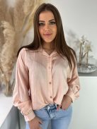 Oversize fazonú, nem rugalmas anyagú ing. (S-L méretre ajánljuk.)