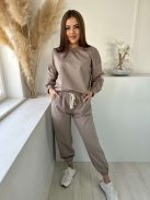 Rugalmas anyagú melegítőszett. Lenge, elöl rövid, hátul hosszú felső, magas, gumis derekú, megkötős nadrággal. (S-XL méretre ajánljuk.)