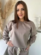 Rugalmas anyagú melegítőszett. Lenge, elöl rövid, hátul hosszú felső, magas, gumis derekú, megkötős nadrággal. (S-XL méretre ajánljuk.)