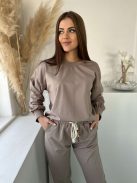 Rugalmas anyagú melegítőszett. Lenge, elöl rövid, hátul hosszú felső, magas, gumis derekú, megkötős nadrággal. (S-XL méretre ajánljuk.)