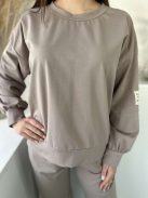 Rugalmas anyagú melegítőszett. Lenge, elöl rövid, hátul hosszú felső, magas, gumis derekú, megkötős nadrággal. (S-XL méretre ajánljuk.)