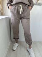 Rugalmas anyagú melegítőszett. Lenge, elöl rövid, hátul hosszú felső, magas, gumis derekú, megkötős nadrággal. (S-XL méretre ajánljuk.)