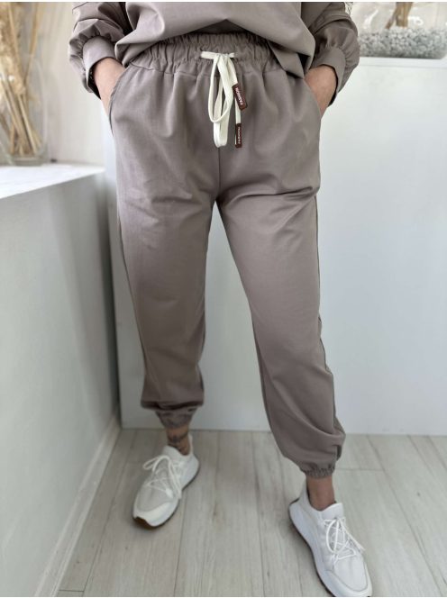 Rugalmas anyagú melegítőszett. Lenge, elöl rövid, hátul hosszú felső, magas, gumis derekú, megkötős nadrággal. (S-XL méretre ajánljuk.)