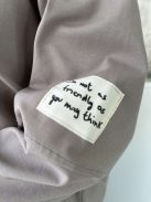 Rugalmas anyagú melegítőszett. Lenge, elöl rövid, hátul hosszú felső, magas, gumis derekú, megkötős nadrággal. (S-XL méretre ajánljuk.)