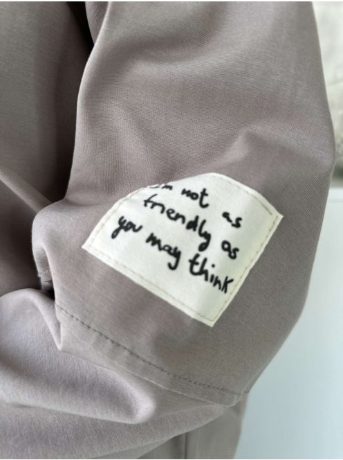 Rugalmas anyagú melegítőszett. Lenge, elöl rövid, hátul hosszú felső, magas, gumis derekú, megkötős nadrággal. (S-XL méretre ajánljuk.)