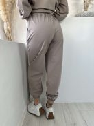 Rugalmas anyagú melegítőszett. Lenge, elöl rövid, hátul hosszú felső, magas, gumis derekú, megkötős nadrággal. (S-XL méretre ajánljuk.)