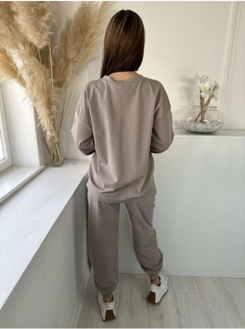 Rugalmas anyagú melegítőszett. Lenge, elöl rövid, hátul hosszú felső, magas, gumis derekú, megkötős nadrággal. (S-XL méretre ajánljuk.)