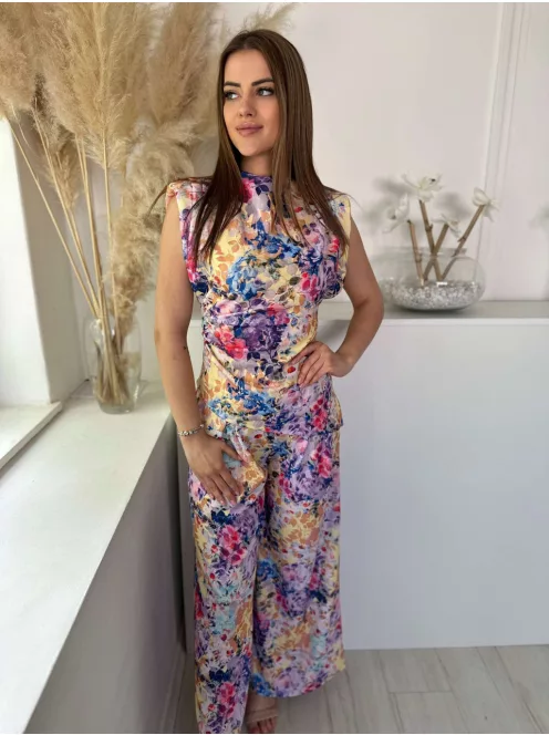 Rugalmas anyagú, kétrészes szett. Aszimmetrikus, válttöméses, oldalán húzott felső, magas, gumis derekú, zsebes, lenge nadrággal. (S-L méretre ajánljuk.)