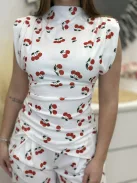 Rugalmas anyagú, kétrészes szett. Aszimmetrikus, válttöméses, oldalán húzott felső, magas, gumis derekú, zsebes, lenge nadrággal. (S-L méretre ajánljuk.)