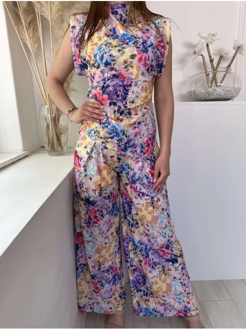 Rugalmas anyagú, kétrészes szett. Aszimmetrikus, válttöméses, oldalán húzott felső, magas, gumis derekú, zsebes, lenge nadrággal. (S-L méretre ajánljuk.)