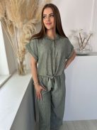 Lenge fazonú, nem rugalmas anyagú, lenvászon hatású szett. Rövid derekú, megkötős ing, magas, gumis derekú nadrág. (S-L méretre ajánljuk.)