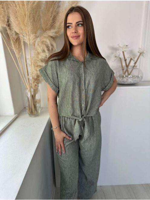 Lenge fazonú, nem rugalmas anyagú, lenvászon hatású szett. Rövid derekú, megkötős ing, magas, gumis derekú nadrág. (S-L méretre ajánljuk.)