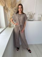 Lenge fazonú, nem rugalmas anyagú, lenvászon hatású szett. Rövid derekú, megkötős ing, magas, gumis derekú nadrág. (S-L méretre ajánljuk.)