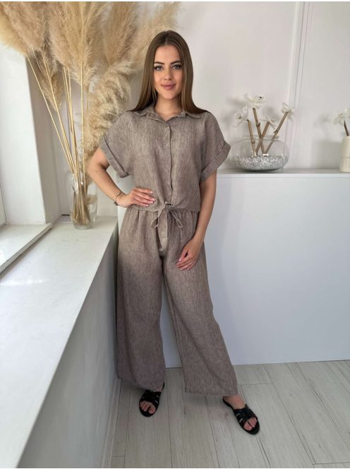 Lenge fazonú, nem rugalmas anyagú, lenvászon hatású szett. Rövid derekú, megkötős ing, magas, gumis derekú nadrág. (S-L méretre ajánljuk.)