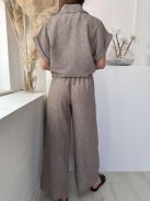 Lenge fazonú, nem rugalmas anyagú, lenvászon hatású szett. Rövid derekú, megkötős ing, magas, gumis derekú nadrág. (S-L méretre ajánljuk.)