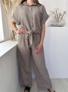 Lenge fazonú, nem rugalmas anyagú, lenvászon hatású szett. Rövid derekú, megkötős ing, magas, gumis derekú nadrág. (S-L méretre ajánljuk.)