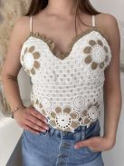 Rövid derekú, szivacsbetétes, állítható pántú, hátán gumírozott, csipke felső. (S-M méretre ajánljuk.)