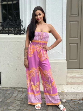   Lenge fazonú, egyenes szárú, nem rugalmas anyagú, felső része gumírozott, pánt nélküli overál. (S-L méretre ajánljuk.)