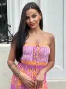 Lenge fazonú, egyenes szárú, nem rugalmas anyagú, felső része gumírozott, pánt nélküli overál. (S-L méretre ajánljuk.)