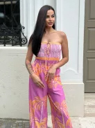 Lenge fazonú, egyenes szárú, nem rugalmas anyagú, felső része gumírozott, pánt nélküli overál. (S-L méretre ajánljuk.)