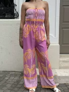 Lenge fazonú, egyenes szárú, nem rugalmas anyagú, felső része gumírozott, pánt nélküli overál. (S-L méretre ajánljuk.)