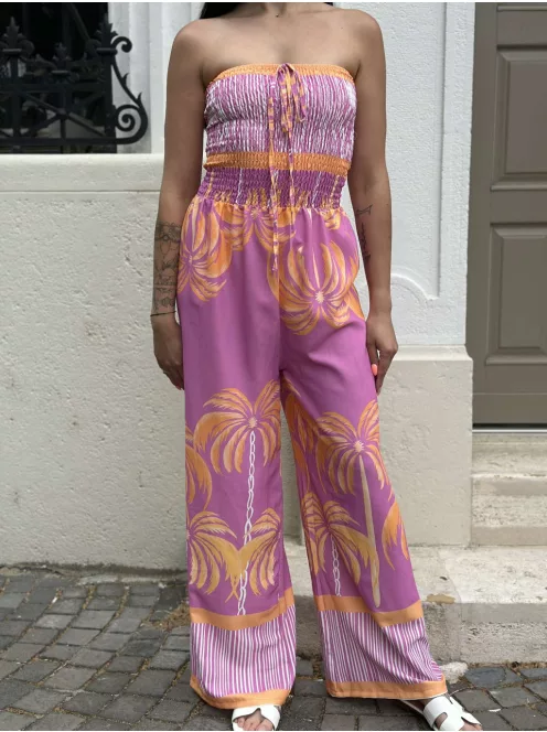 Lenge fazonú, egyenes szárú, nem rugalmas anyagú, felső része gumírozott, pánt nélküli overál. (S-L méretre ajánljuk.)