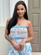 Lenge fazonú, egyenes szárú, nem rugalmas anyagú, felső része gumírozott, pánt nélküli overál. (S-L méretre ajánljuk.)