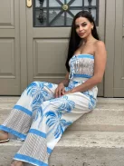 Lenge fazonú, egyenes szárú, nem rugalmas anyagú, felső része gumírozott, pánt nélküli overál. (S-L méretre ajánljuk.)