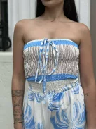 Lenge fazonú, egyenes szárú, nem rugalmas anyagú, felső része gumírozott, pánt nélküli overál. (S-L méretre ajánljuk.)