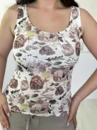 Rugalmas, mellrésznél dupla anyagú, hidegselyem hatású, mintás felső. (S-M méretre ajánljuk.)