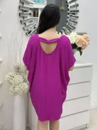 Lenge fazonú, hátán nyitott, pántos, nem rugalmas anyagú ruha. (S-XL méretre ajánljuk.)