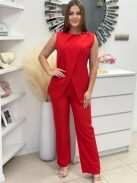 Kétrészes, elegáns szett. Nem rugalmas anyagú, átlapolt, gomos blúz, magas, gumis derekú, egyenes szárú, zsebes nadrággal. (S-L méretre ajánljuk.)