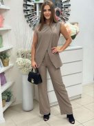 Kétrészes, elegáns szett. Nem rugalmas anyagú, átlapolt, gomos blúz, magas, gumis derekú, egyenes szárú, zsebes nadrággal. (S-L méretre ajánljuk.)