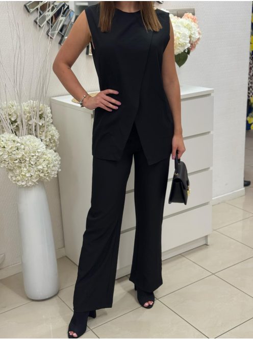 Kétrészes, elegáns szett. Nem rugalmas anyagú, átlapolt, gomos blúz, magas, gumis derekú, egyenes szárú, zsebes nadrággal. (S-L méretre ajánljuk.)